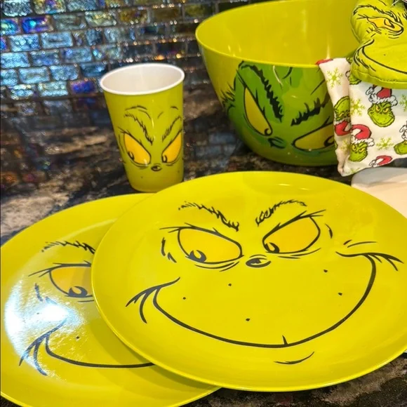 Grinch Themed Serving Set - Picture 3 of 5
